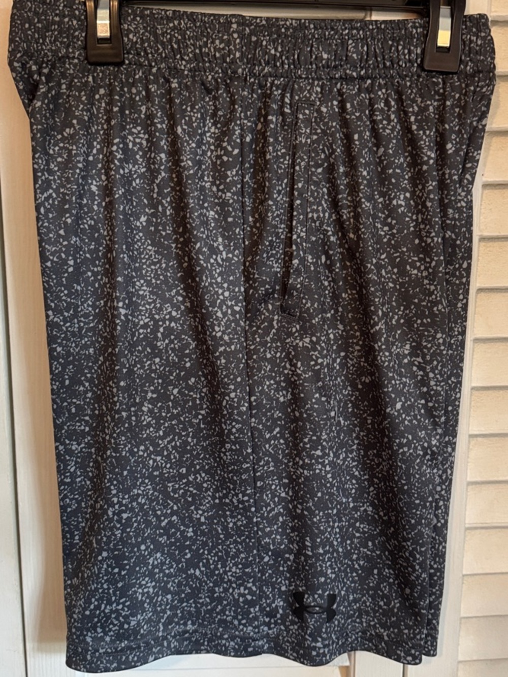 Under Armour Black and Gray Speckle Athletic Shorts. BOYS YOUTH LARGE